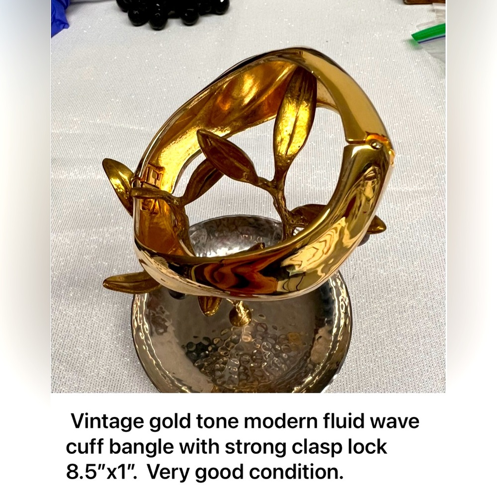 Vintage Gold Tone Chunky Wave Bangle